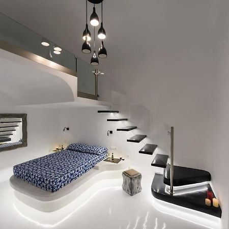 Santorini Traditional Apt With Private Hot Tub Apartment Fira  Exterior photo