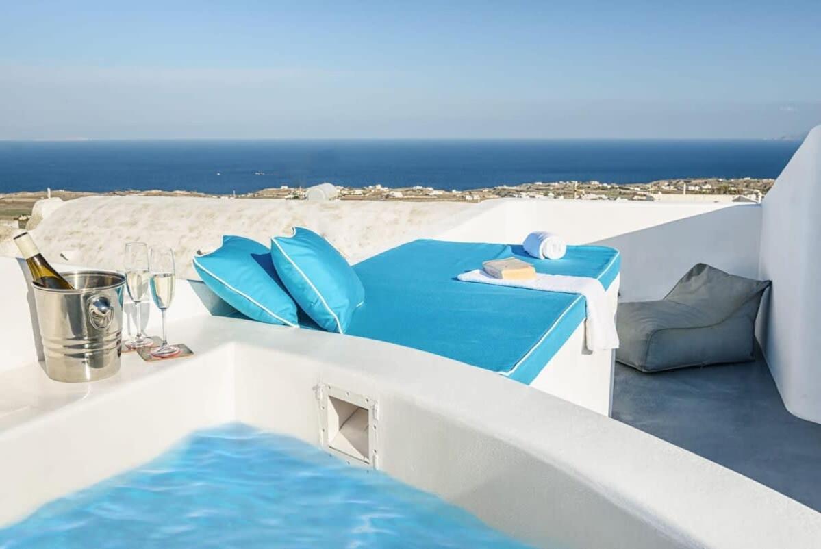 Santorini Traditional Apt With Private Hot Tub Apartment Fira  Exterior photo