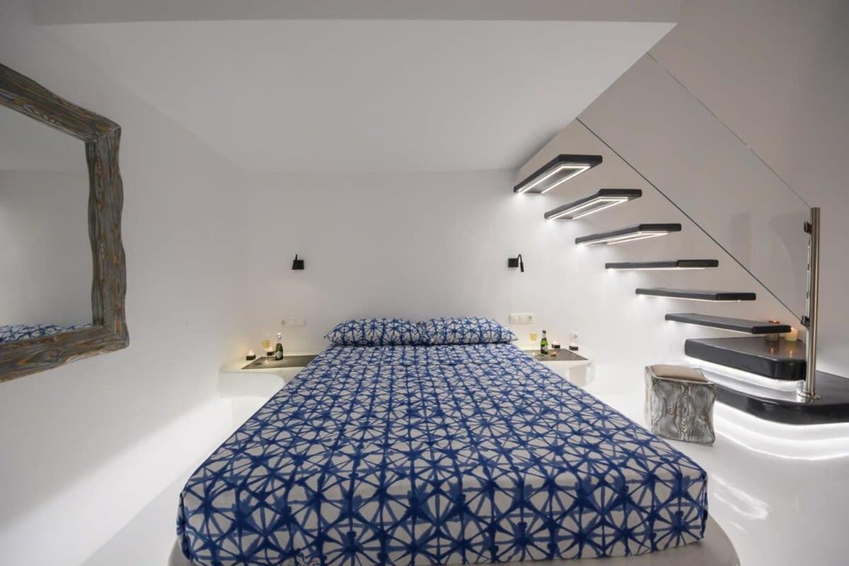 Santorini Traditional Apt With Private Hot Tub Apartment Fira  Exterior photo