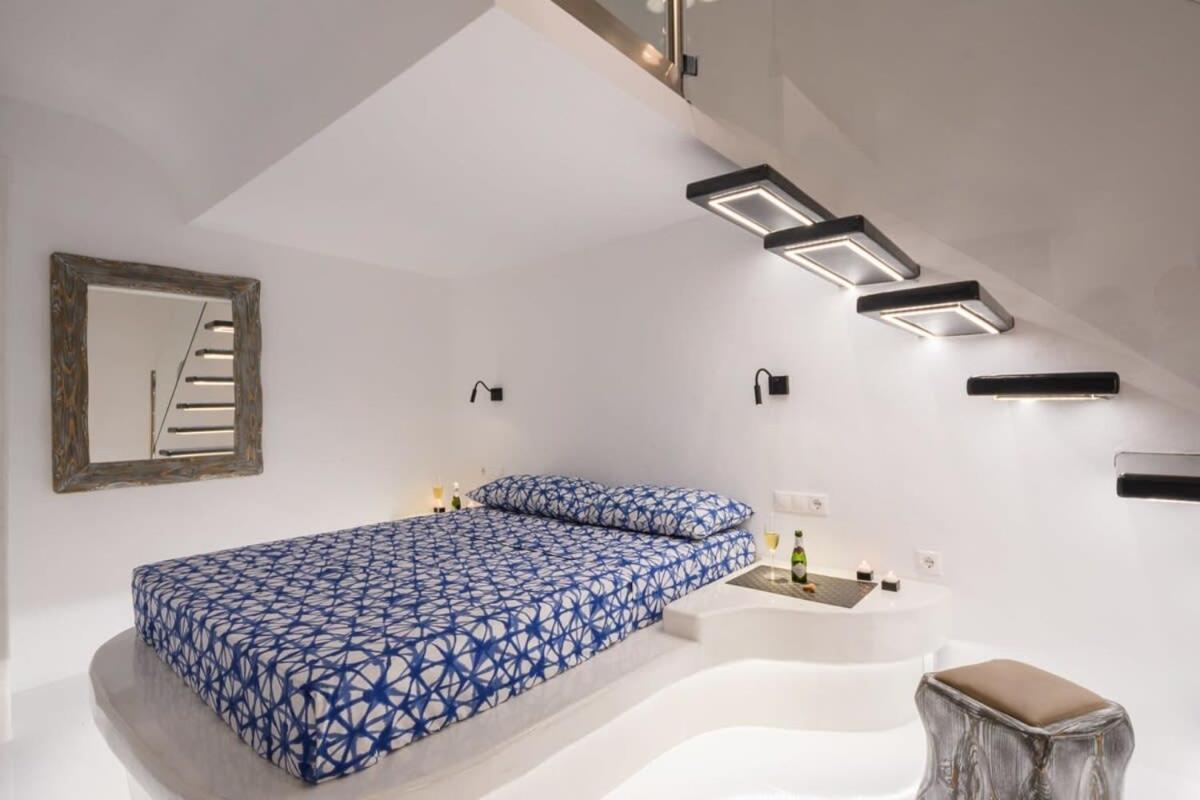 Santorini Traditional Apt With Private Hot Tub Apartment Fira  Exterior photo