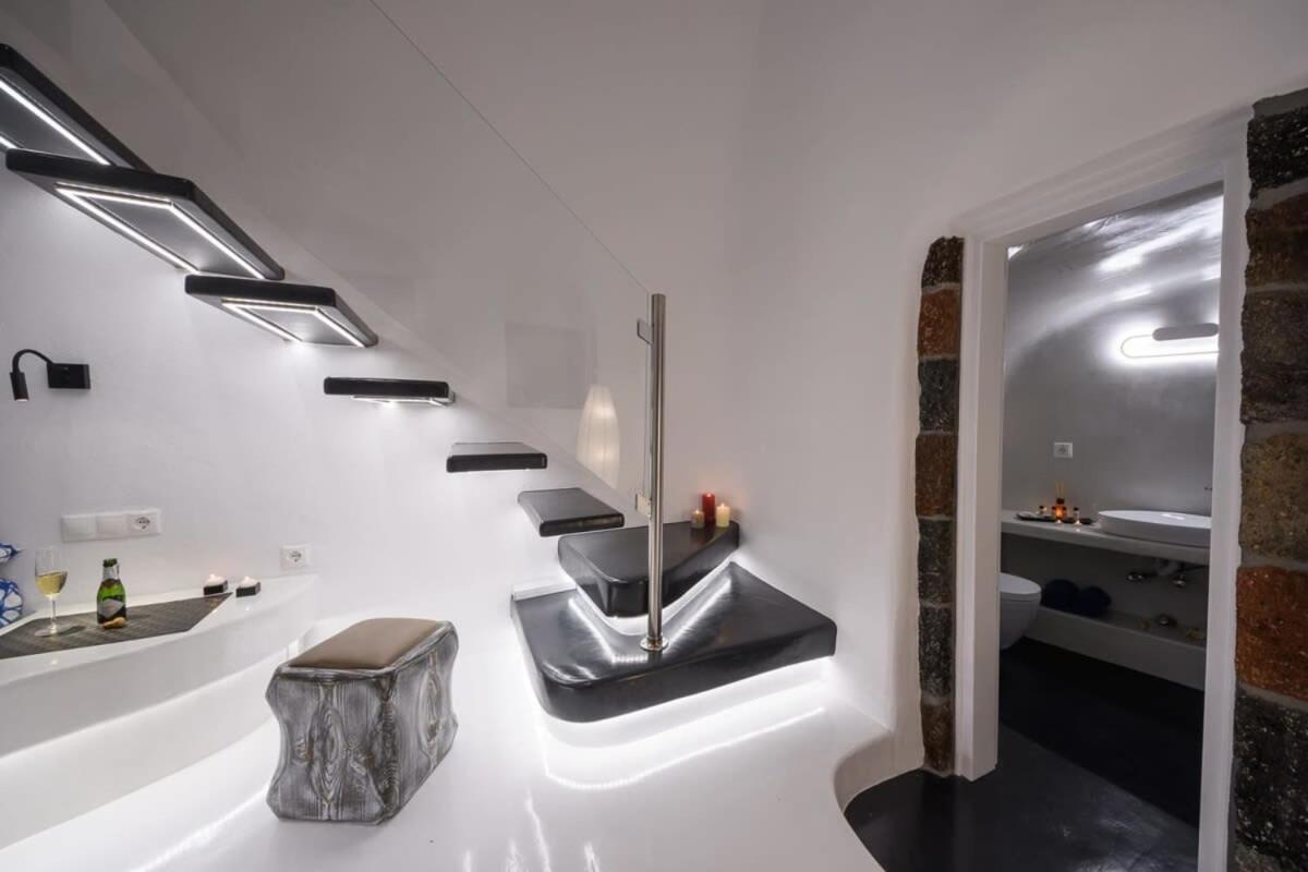 Santorini Traditional Apt With Private Hot Tub Apartment Fira  Exterior photo