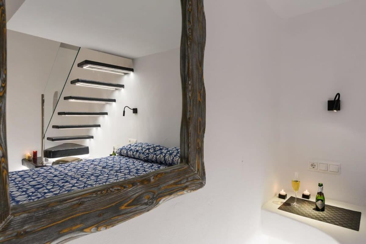 Santorini Traditional Apt With Private Hot Tub Apartment Fira  Exterior photo